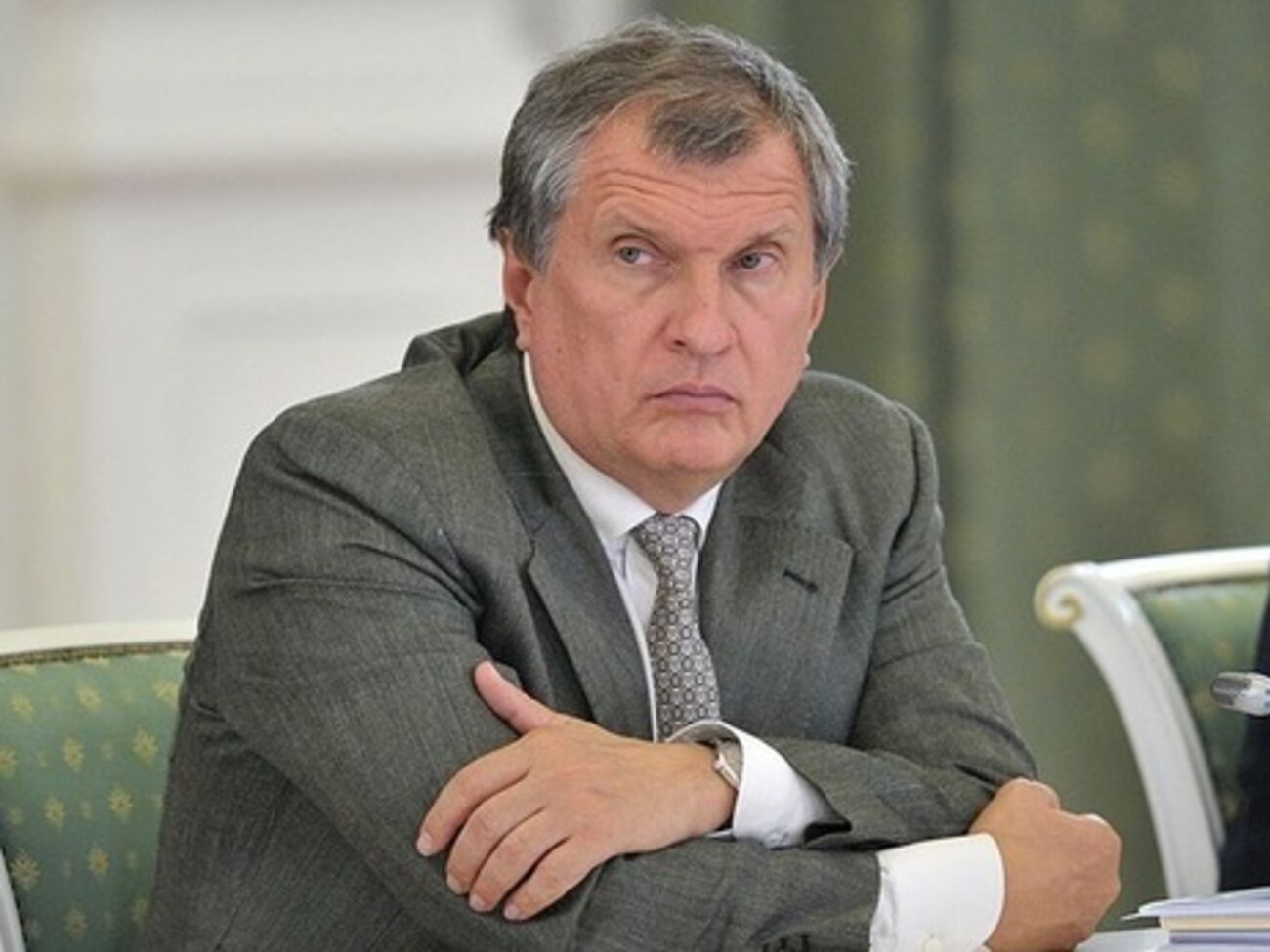 Сечин предупреждает о возможном дефиците бензина в РФ