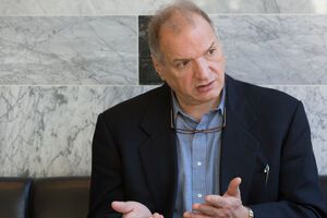 Фельштинский считает, что "продуктовыми" санкциями Россия наказывает сама себя