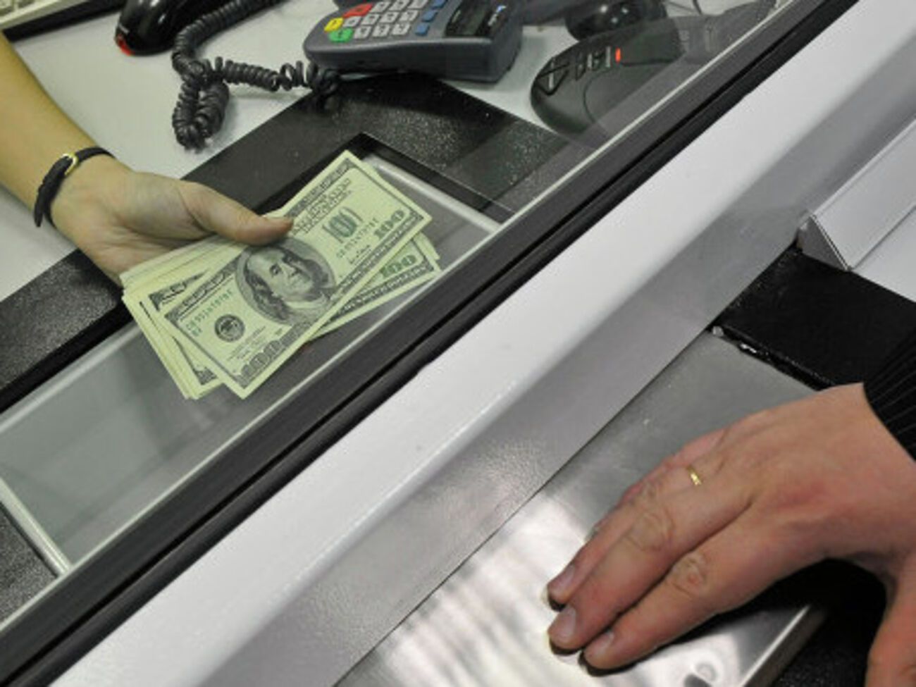 При обысках в незаконных обменных пунктах изъято $3,7 млн