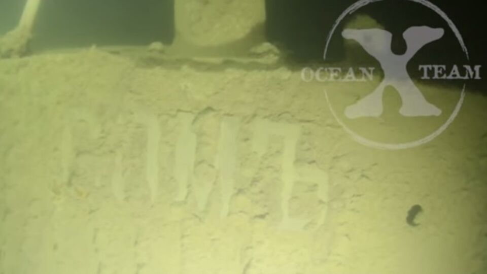 На корпусе найденной субмарины видно слово "Сомъ"