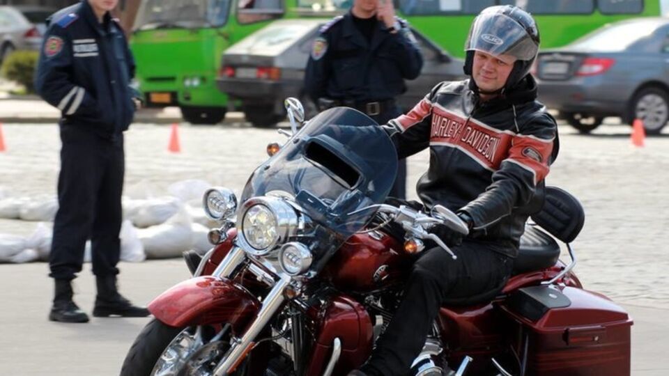 Игорь Швайка рассказал, что кроме мотоцикла, у него есть автомобиль Bentley и велосипед