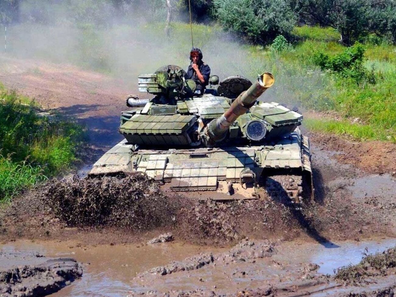 Будущие механики-водители осваивали вождение танка и боевой машины пехоты