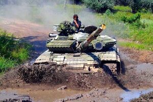 Будущие механики-водители осваивали вождение танка и боевой машины пехоты