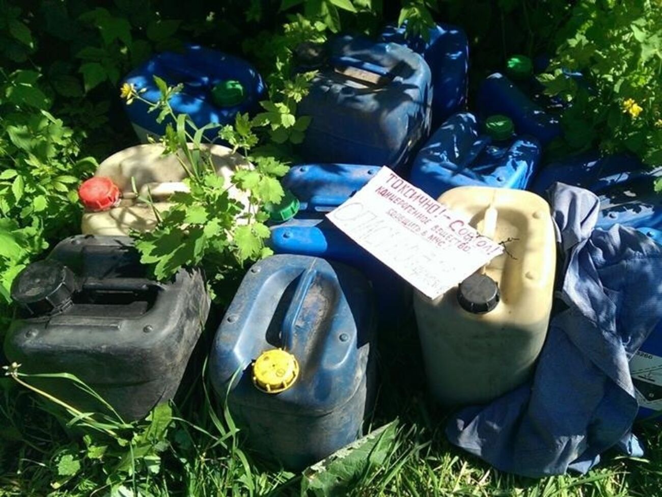 Канистры с ядовитой жидкостью были обнаружены в жилом массиве