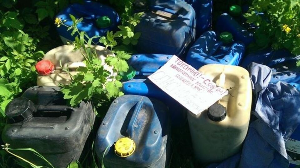 Канистры с ядовитой жидкостью были обнаружены в жилом массиве