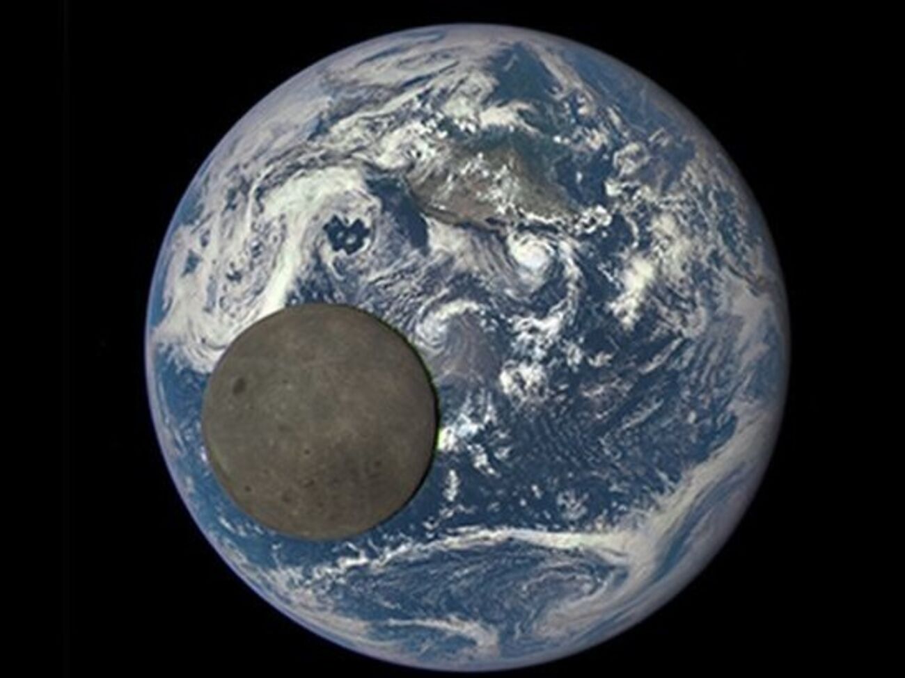 NASA показало Луну на фоне Земли