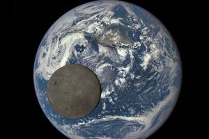 NASA показало Луну на фоне Земли