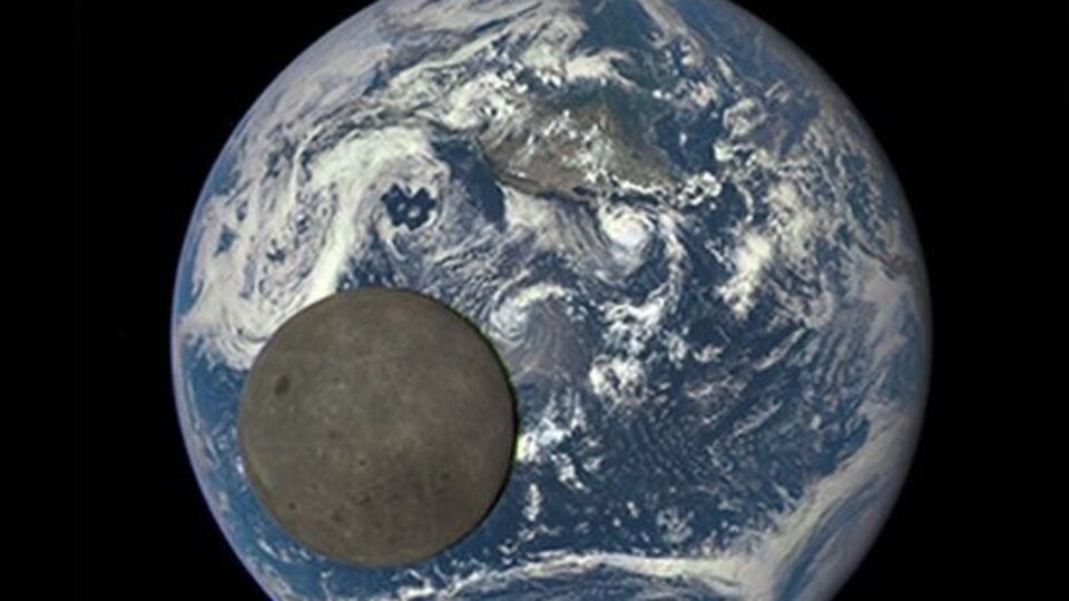 NASA показало Луну на фоне Земли