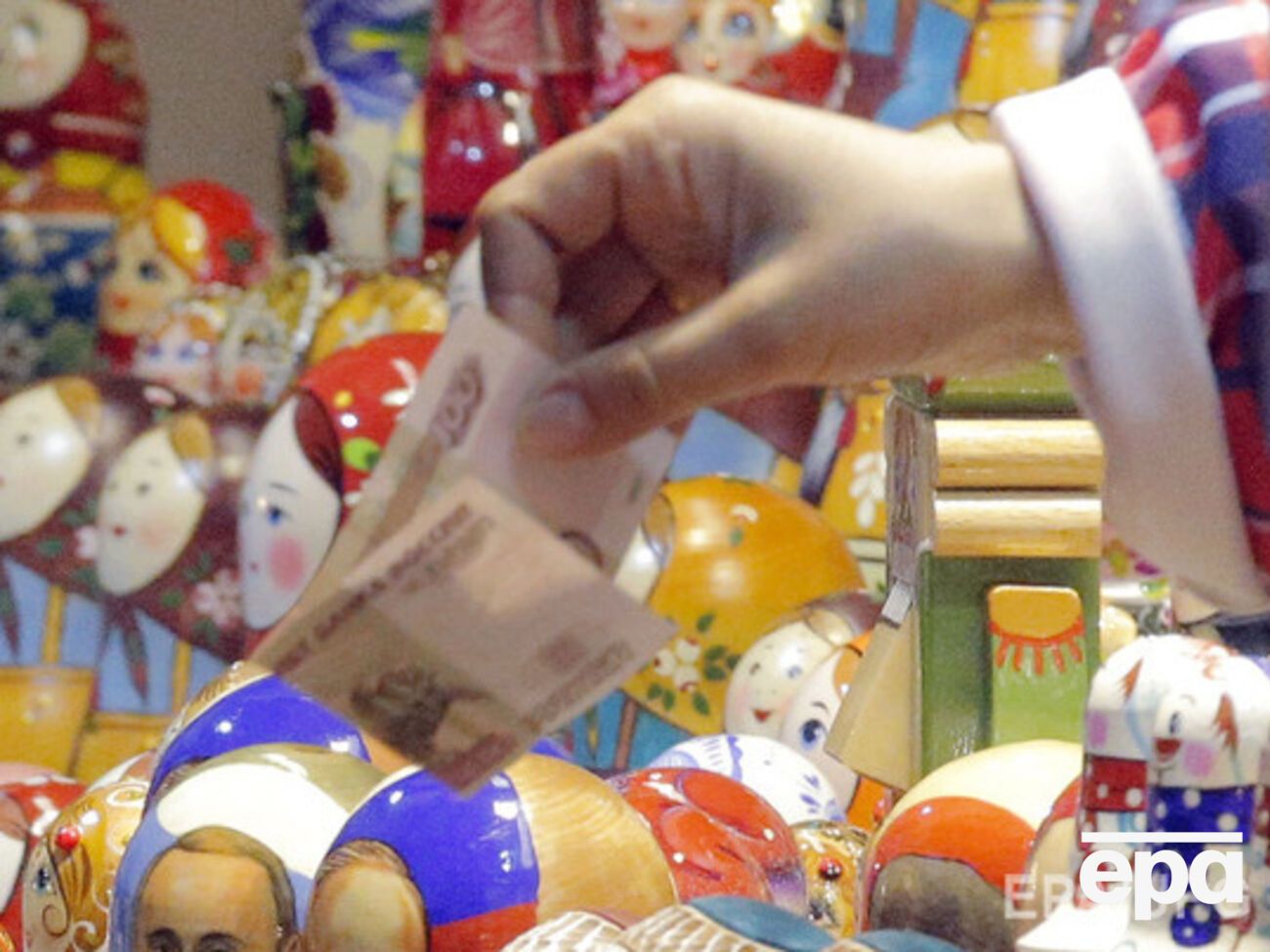 Рубль продолжает дешеветь на фоне падающих цен на нефть