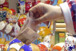 Рубль продолжает дешеветь на фоне падающих цен на нефть