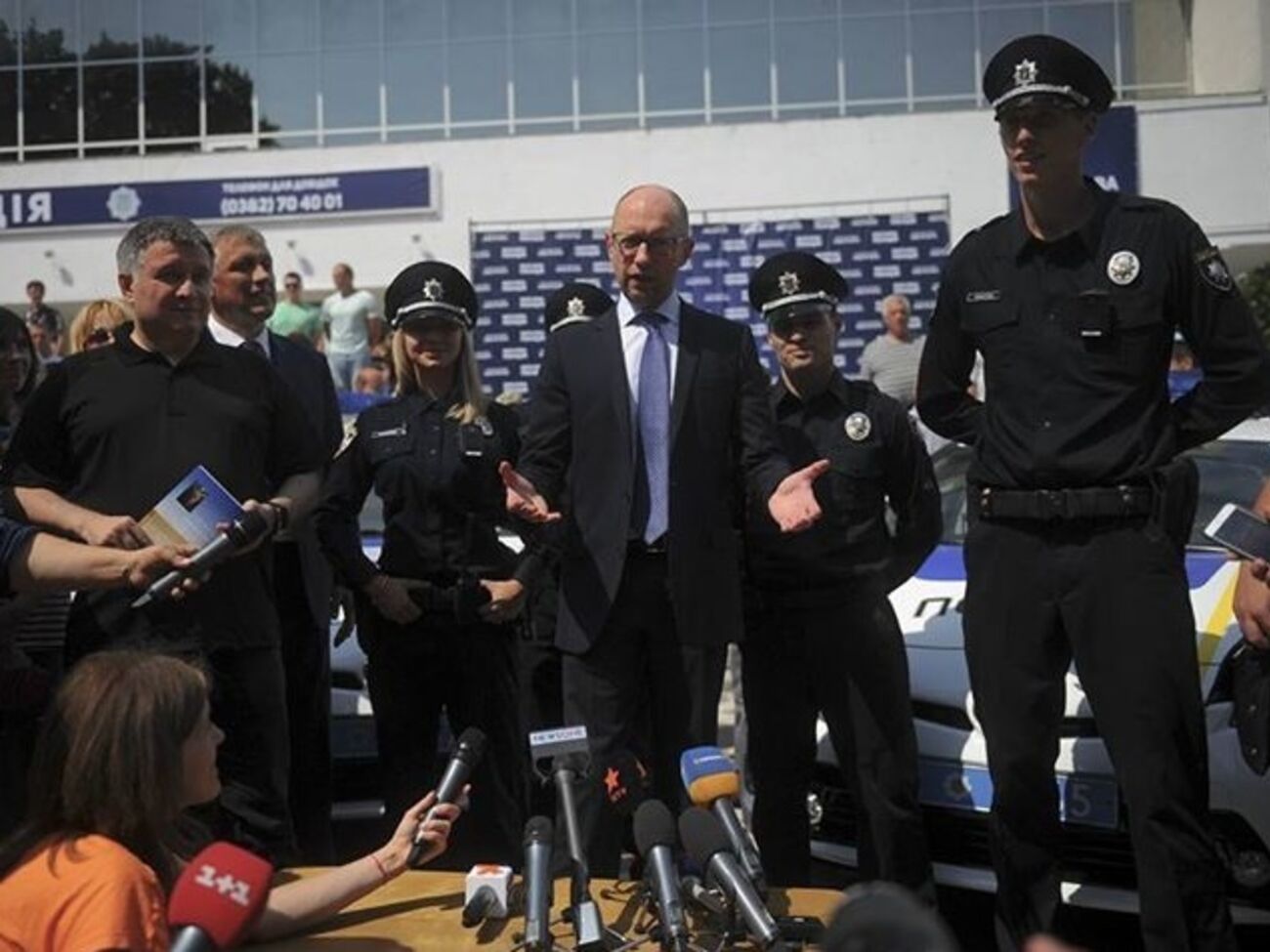 Аваков:&nbsp;За первые два часа в полицию Хмельницкого поступило 260 заявок, при открытом наборе в 250 человек