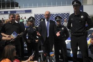 Аваков: За первые два часа в полицию Хмельницкого поступило 260 заявок, при открытом наборе в 250 человек