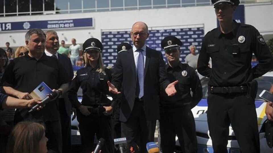 Аваков: За первые два часа в полицию Хмельницкого поступило 260 заявок, при открытом наборе в 250 человек