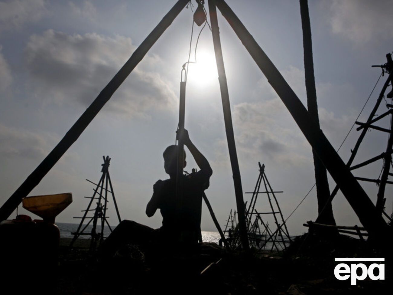 В течение дня нефть продолжает дешеветь