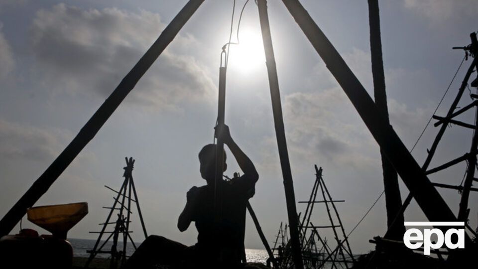 В течение дня нефть продолжает дешеветь