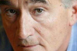 Энтони Бивор: Красная армия, в которую под конец войны на замену павшим призвали огромное количество молодых людей безо всякой подготовки, отличалась невероятно низкой дисциплиной