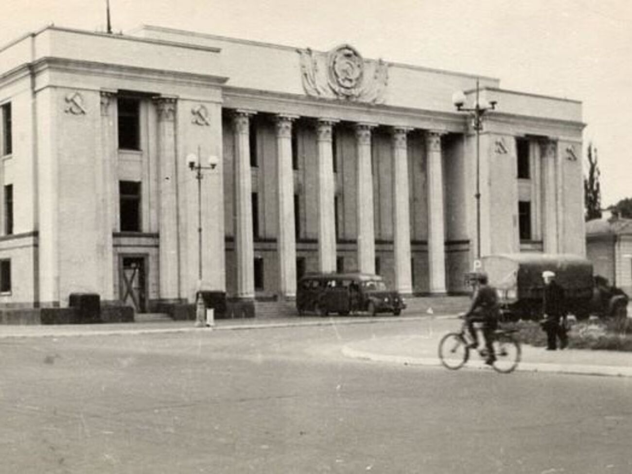 Улица имени Кирова (нынешняя Грушевского),&nbsp;1941 год. Здание Верховного Совета УССР