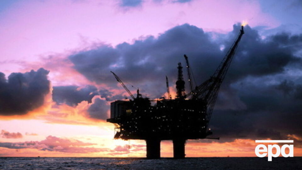 Нефть немного подорожала после существенного падения цены