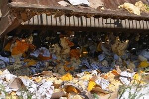 Латынина: Большинство простых людей вообще были уверены, что продуктовые санкции наложены не Кремлем, а проклятым Западом. А теперь они видят по телевизору, как еду на их глазах закатывают в землю бульдозеры