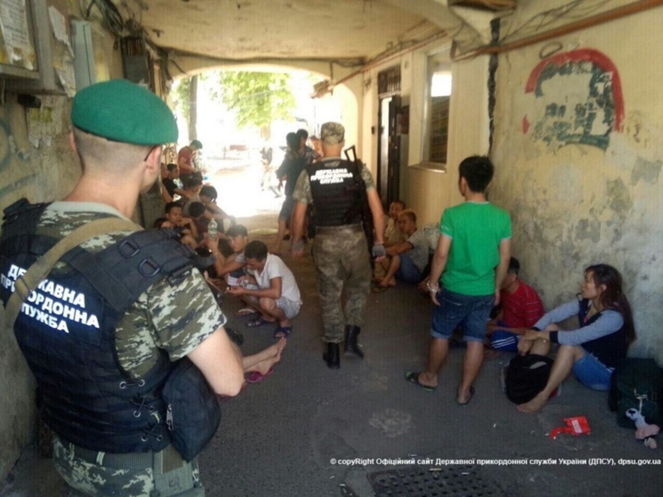 Украинские пограничники обнаружили около 60 нелегальных мигрантов, работавших в подпольном цехе