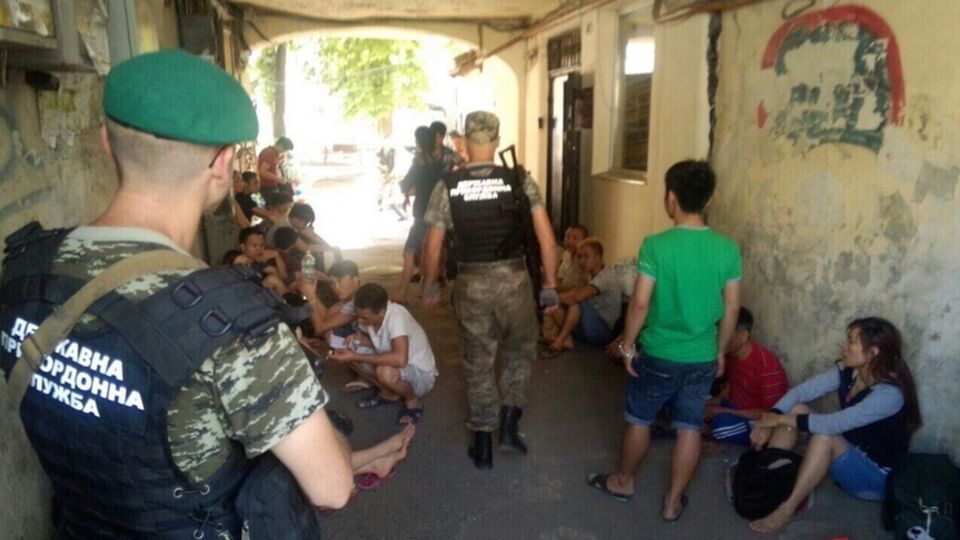 Украинские пограничники обнаружили около 60 нелегальных мигрантов, работавших в подпольном цехе