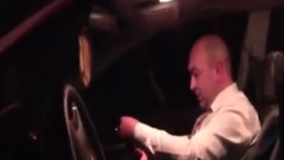 Глава Первомайской райгосадминистрации Виктор Сирота устроил скандал после того, как сотрудники спецподразделения "Кобра" остановили его автомобиль