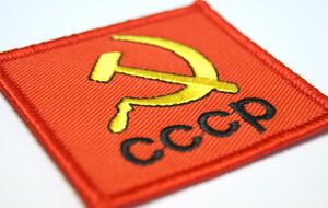 Соцопрос: К серпу и молоту положительно относятся 73% россиян