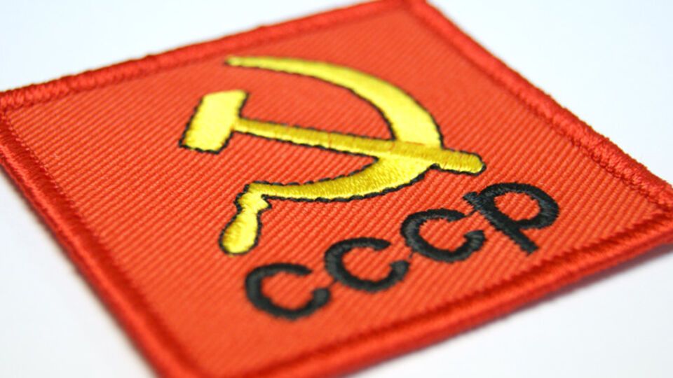 Соцопрос: К серпу и молоту положительно относятся 73% россиян