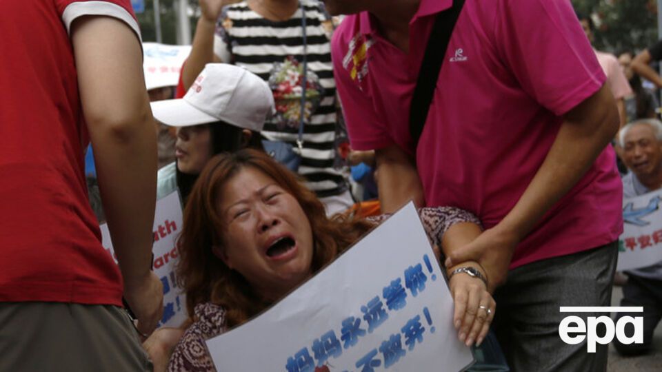 В Пекине протестовали родственники пассажиров исчезнувшего рейса MH370. Фоторепортаж