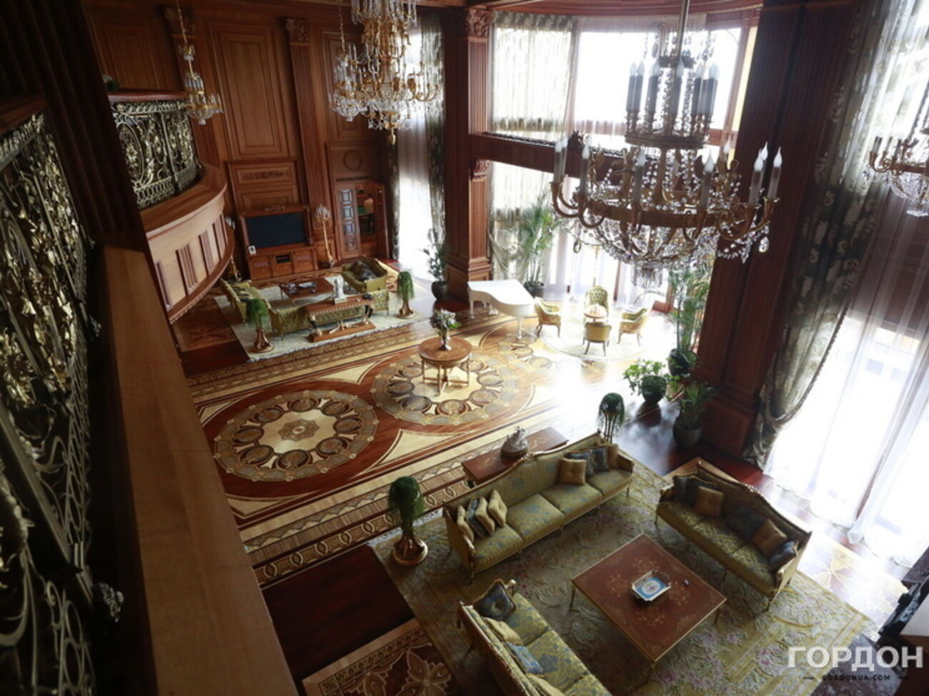 Суд арестовал историко-культурные и материальные ценности из резиденции "Межигорье"