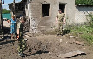 Замглавы Луганской администрации Клименко осматривает последствия обстрела в Троицком