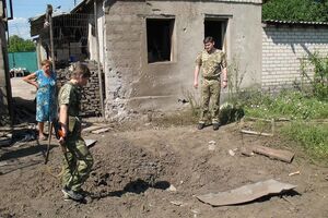 Замглавы Луганской администрации Клименко осматривает последствия обстрела в Троицком
