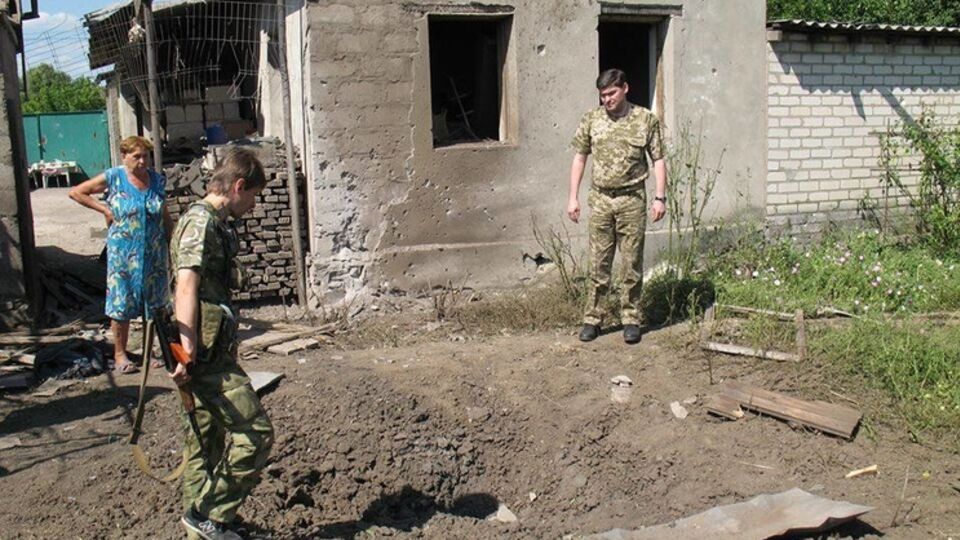 Замглавы Луганской администрации Клименко осматривает последствия обстрела в Троицком