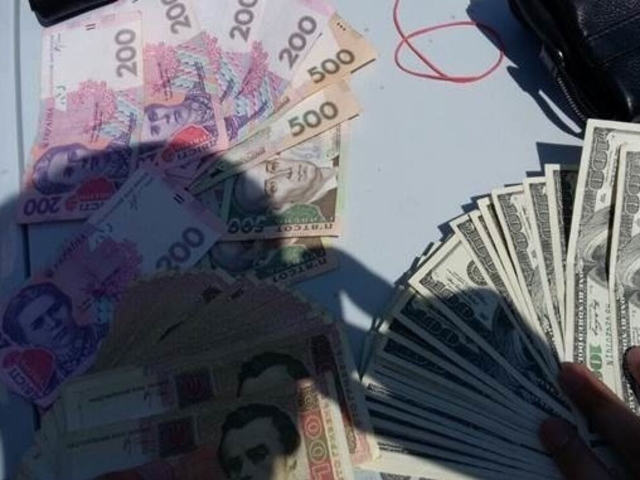 Во время обыска СБУ обнаружила более 1 млн грн, $62,5 тыс. и &euro;16,5 тыс.