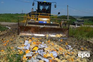 Трактор уничтожает несколько тонн европейского сыра в Белгороде
