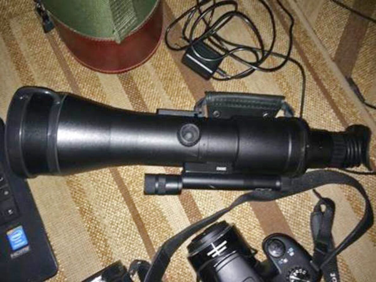 У подозреваемых изъяты миниатюрные фото- и видеокамеры, GPS-трекеры, передатчик видео- и аудиосигнала из миниатюрной камеры, компьютерная техника, мобильные устройства и электронные носители информации.