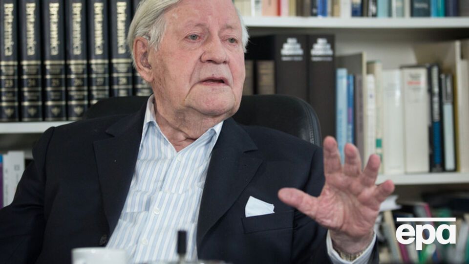 Экс-канцлер Германии Гельмут Шмидт попал в больницу из-за жары