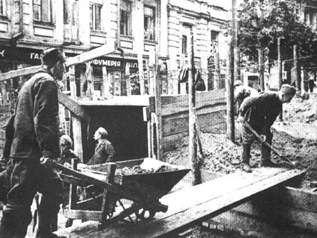 Киев, лето 1941 года. Строительство земляной баррикады поперек ул. Лютеранской, на углу Крещатика