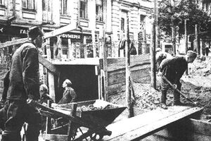 Киев, лето 1941 года. Строительство земляной баррикады поперек ул. Лютеранской, на углу Крещатика