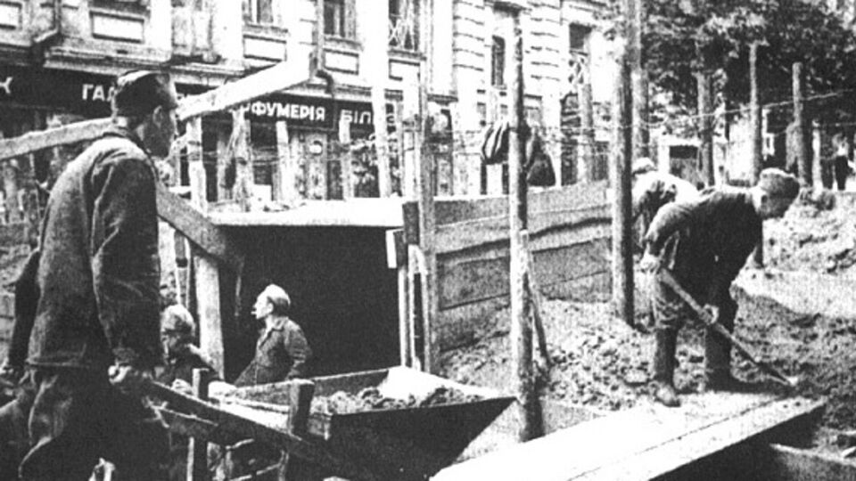 Киев, лето 1941 года. Строительство земляной баррикады поперек ул. Лютеранской, на углу Крещатика