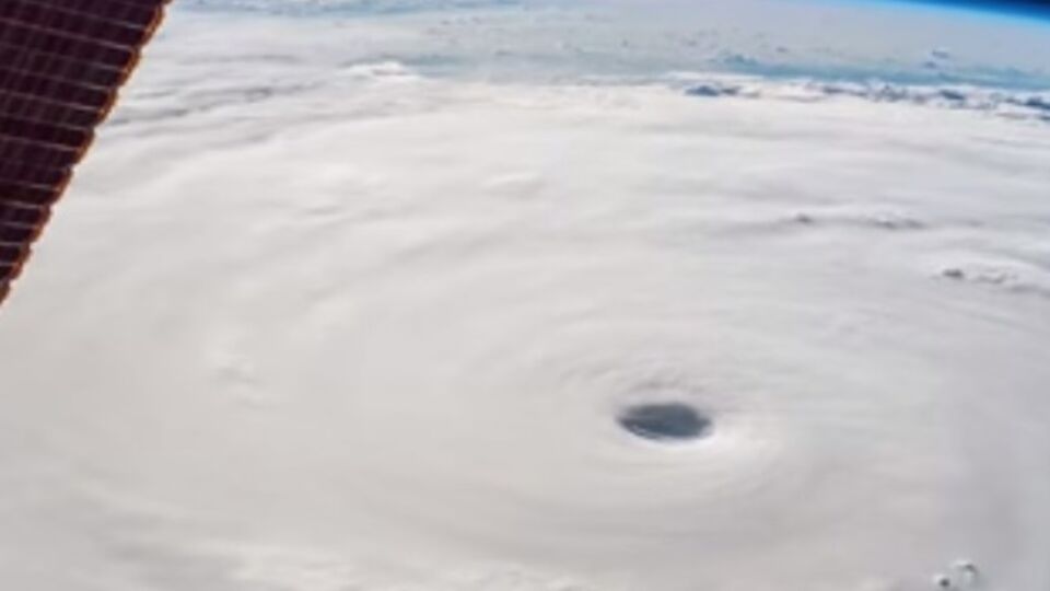 NASA показало вид из космоса на тайфун "Соуделор", бушующий над Китаем. Видео
