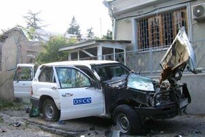 Сжигая автомобили миссии ОБСЕ, их пытаются запугать, считают в МИД