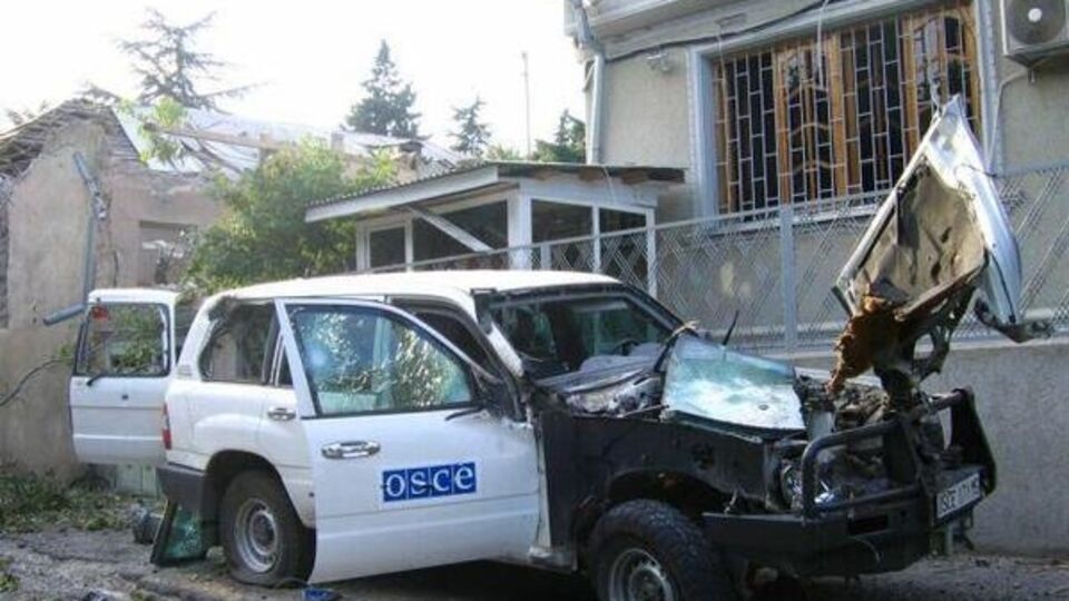 Сжигая автомобили миссии ОБСЕ, их пытаются запугать, считают в МИД