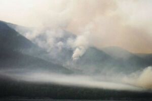 Над озером Байкал стоит смог от лесных пожаров