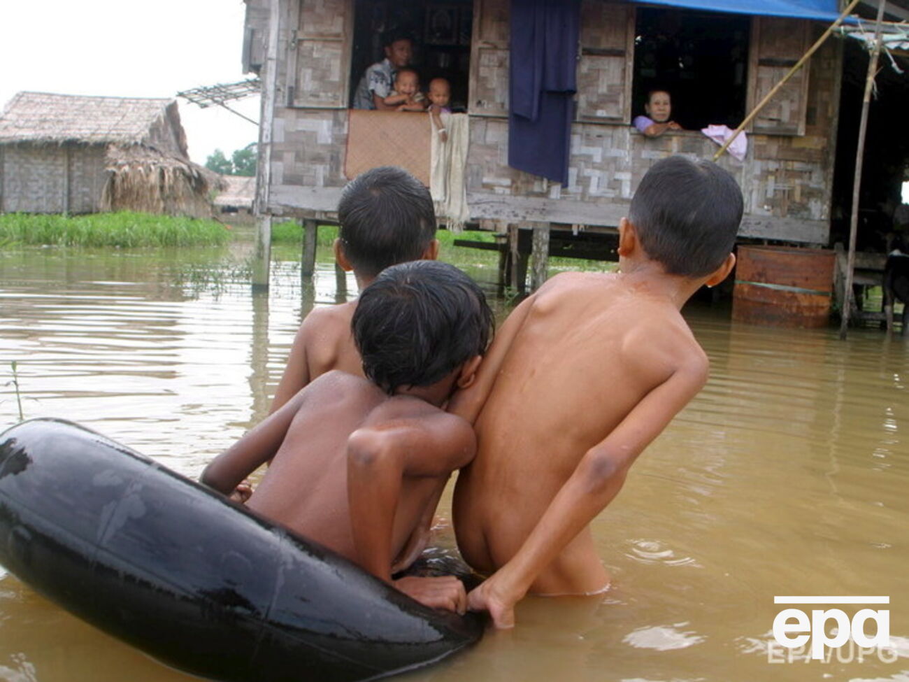 Часть жителей Мьянмы не желает оставлять свои затопленные дома