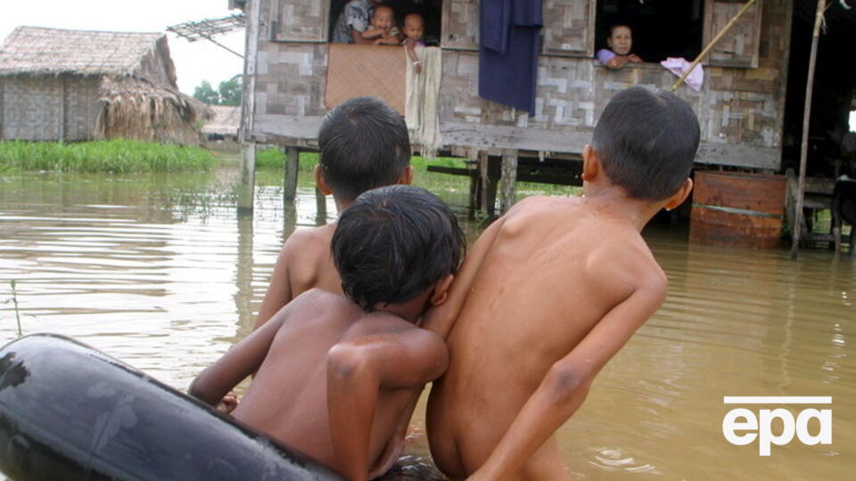 Часть жителей Мьянмы не желает оставлять свои затопленные дома