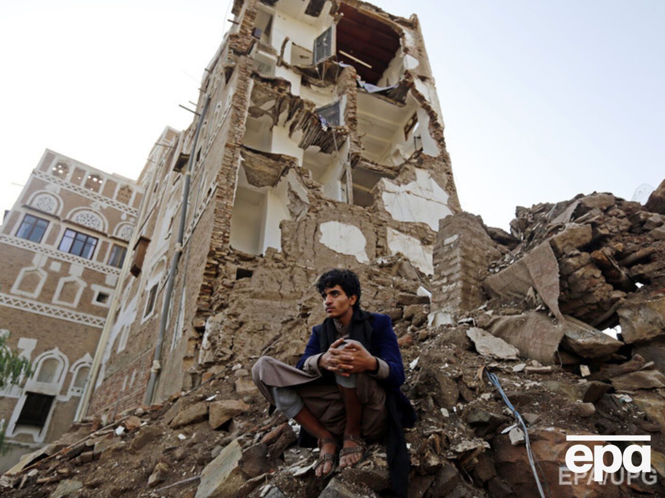 Житель столицы Йемена Саны на развалинах здания в старом городе
