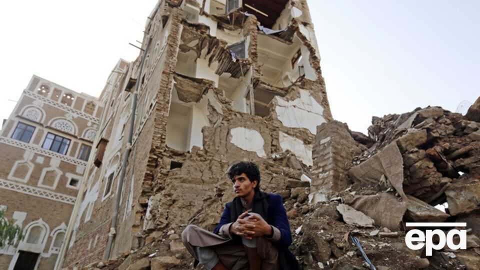 Житель столицы Йемена Саны на развалинах здания в старом городе