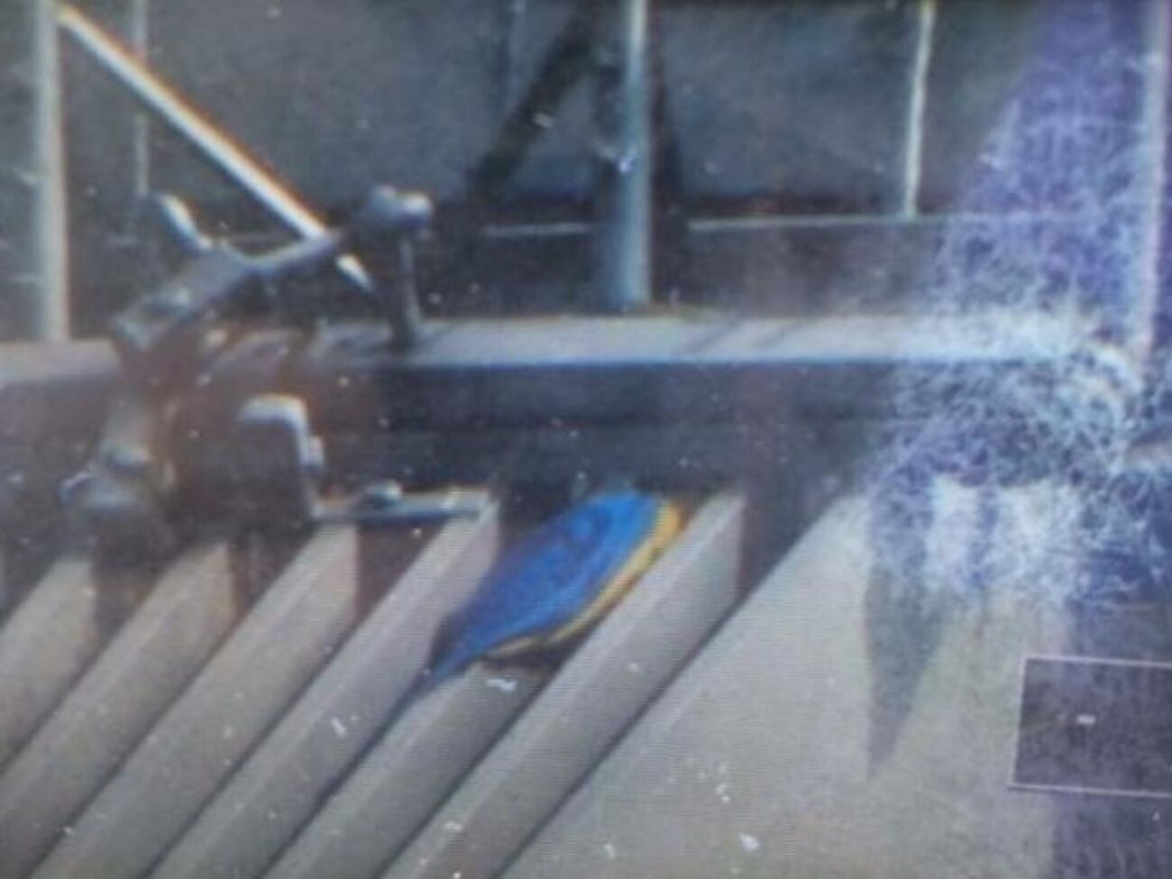 Флаг Украины на Крымском мосту в Москве