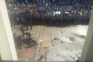 Согласно последним данным МВД, в результате столкновений возле здания парламента в Киеве погиб 24-летний боец Нацгвардии, еще не менее 125 правоохранителей получили различные ранения